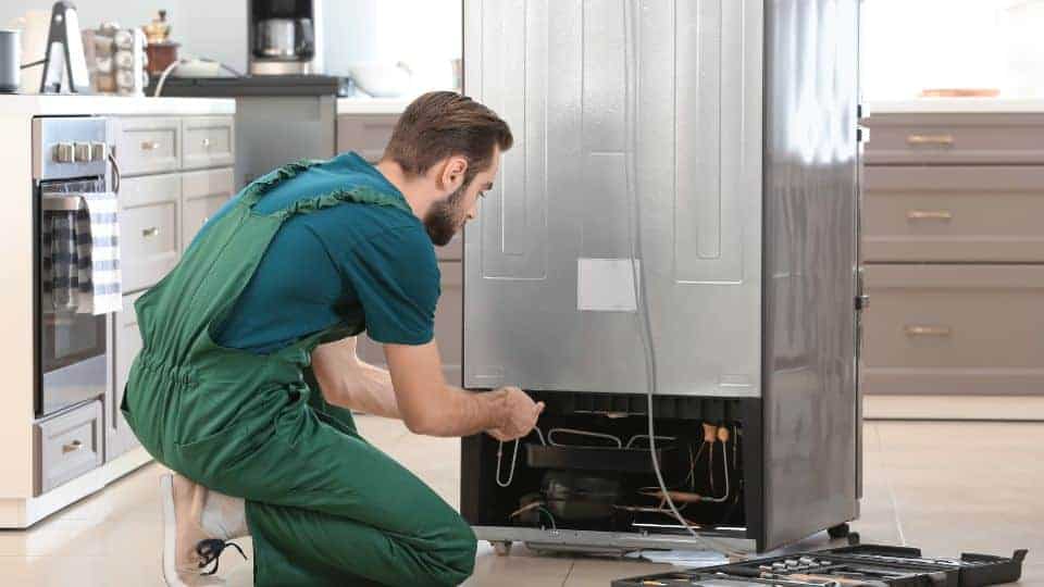 אילו תקלות במקרר מצריכות טכנאי?